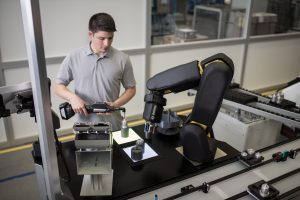 Mensch/Roboter-Kollaboration am Handarbeitsplatz