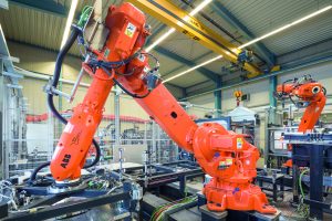 Roboter fertigen Antriebe für Aufzüge