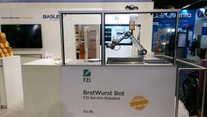 Roboter grillt Bratwurst