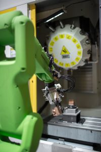 Der kollaborative Fanuc-Roboter vom Typ CR-7iA verf?gt ?ber eine Tragkraft von 7kg. (Bild: Fanuc Deutschland GmbH)