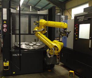 Zentraler Bestandteil der Automationslösung ist ein Sechsachsiger Fanuc-Roboter, der über ein rotierendes Be- und Entladesystem als Werkstückpuffer die Maschine mit Teilen versorgt. (Bild: Halter CNC Automation B.V.)