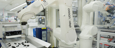 Bei der Fertigung von Philips-Rasierern sorgen über 200 Omron-Adept-Roboter und 70 AnyFeeder für die reibungslose Montage. (Bild: Omron Electronics GmbH)