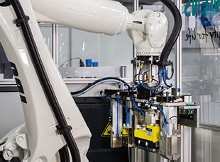 In der automatischen Kommissionieranlage von IBG befindet sich ein Roboter mit magnetischen Greifern. (Bild: IBG Automation GmbH)