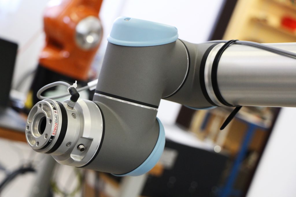 Die neuen Sensoren samt mitgelieferter Software-Pakete sind u.a. kompatibel mit den Leichtbaurobotern von Universal Robots oder Kuka. (Bild: OptoForce Ltd.)