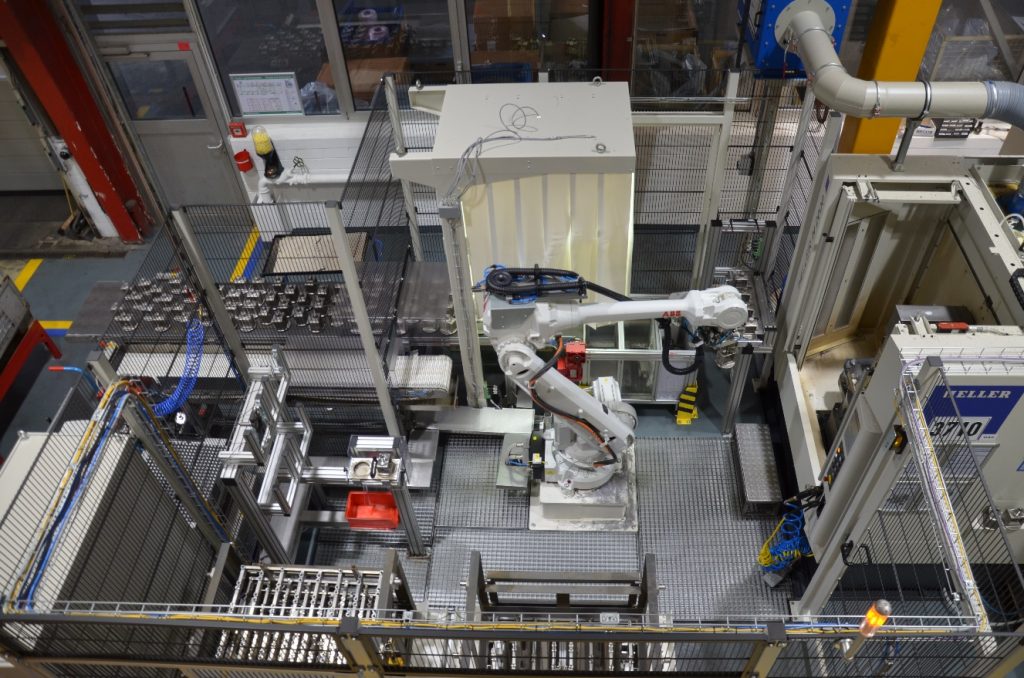 Die Fertigungszelle von Samson besteht aus einem Bearbeitungszentrum H2000 von Heller und einem kamerageführten Robotersystem von RBC Robotics. (Bild: RBC Fördertechnik GmbH)