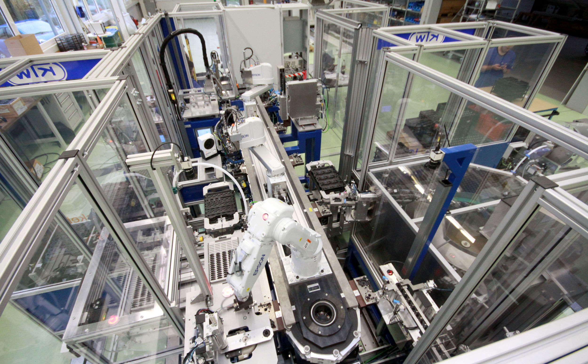In der Montageanlage für Scheinwerferantriebe arbeiten drei Epson-Roboter, ein Sechsachser vom Typ S5-A701S und zwei Scara-Roboter vom Typ G6-653S, Hand in Hand. (Bild: Epson Deutschland GmbH)
