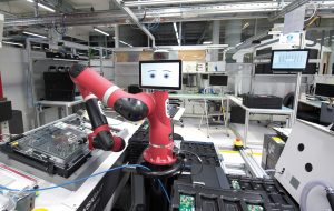 ROBOTIK UND PRODUKTION 2/2018: Kollege Roboter testet Leiterplatten