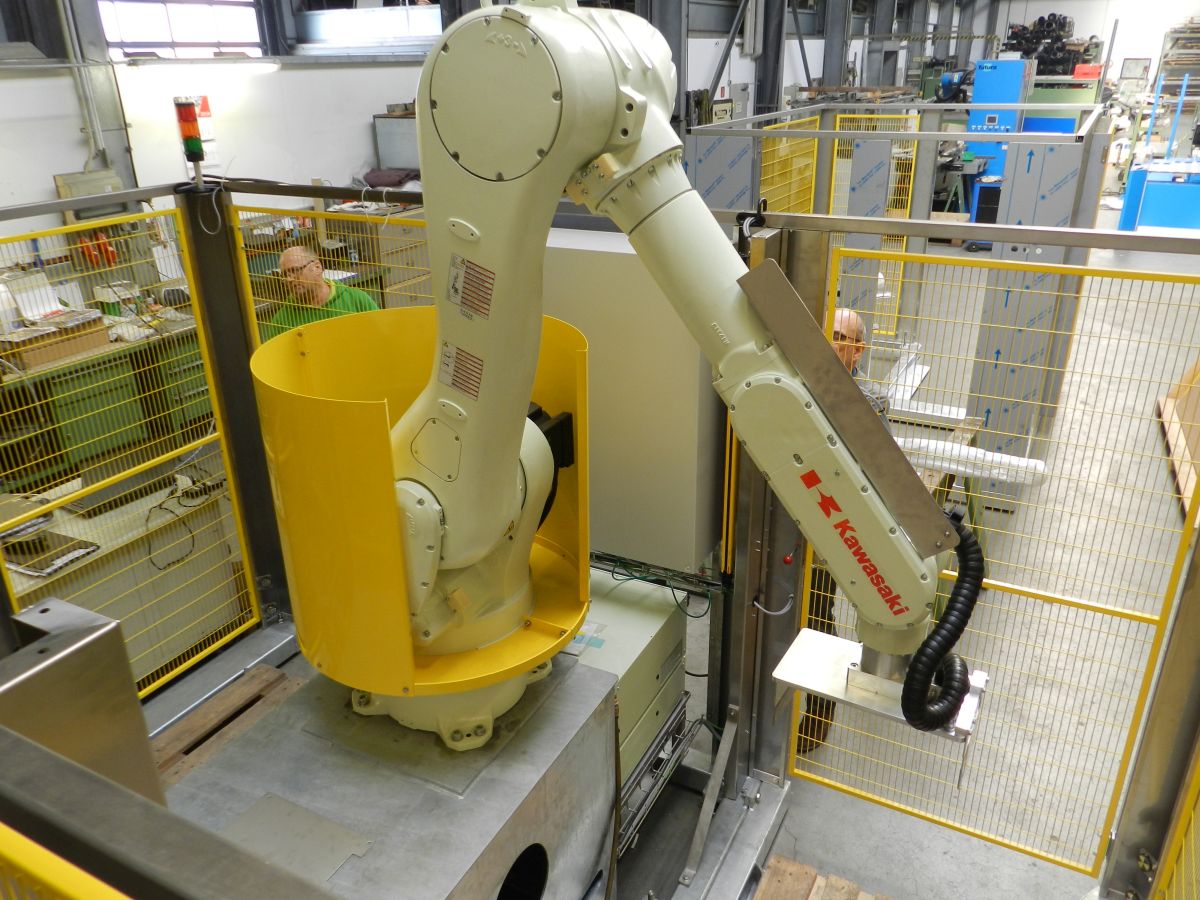 Die Trays werden automatisch nach den beiden Produktsorten des Herstellers zugeordnet und der Zelle zugeführt. (Bild: Kawasaki Robotics GmbH)
