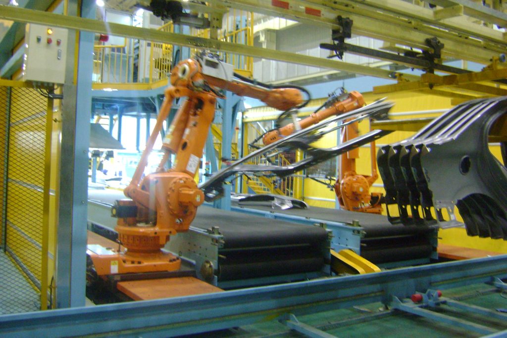Der Systemintegrator Check Automation System hat ein aus ABB-Robotern bestehendes Robotergreifsystem entwickelt, um Fahrzeugteile automatisch von einem FlieÃband zu entnehmen und dem weiteren Produktionsprozess zuzufÃ¼hren. (Bild: Teledyne Dalsa GmbH)
