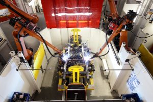 Vollautomatische Produktionslinie mit 45 Robotern
