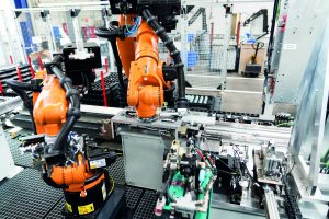 Roboter fertigen Kettenelemente für Pistenraupen