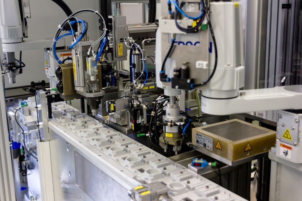 FÃ¼nf Robotersysteme des Typs Scara von Epson sind im Montagesystem verbaut, die die Einzelteile fÃ¼gen und verrasten. (Bild: Fischer Sondermaschinenbau GmbH)