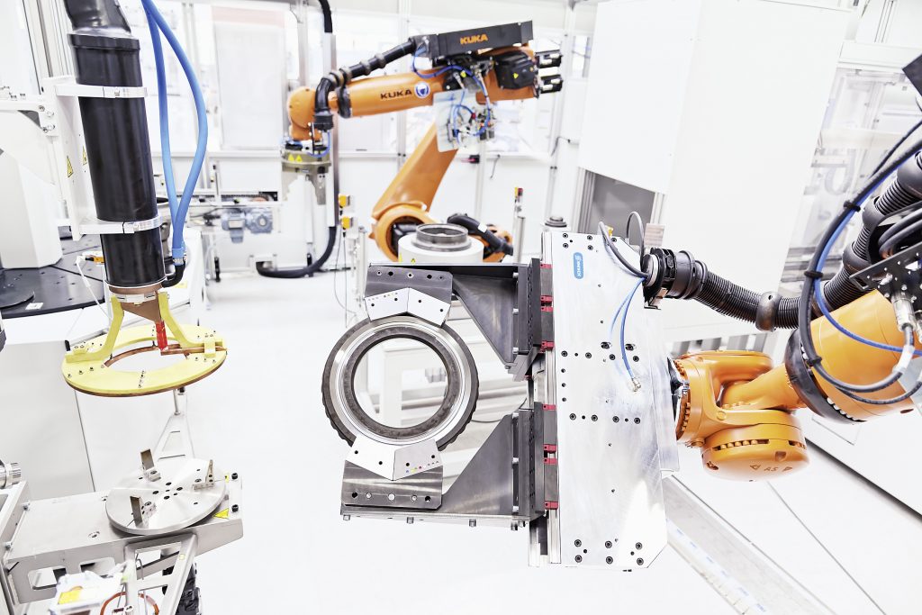 Vor der Laserreinigung wird das Tellerrad mit dem modifizierten SCHUNK LEG Ã¼ber die sechste Achse des Roboters gewendet und danach in gewendetem Zustand der Induktionsstation zugefÃ¼hrt. (Bild: Schunk GmbH & Co. KG)