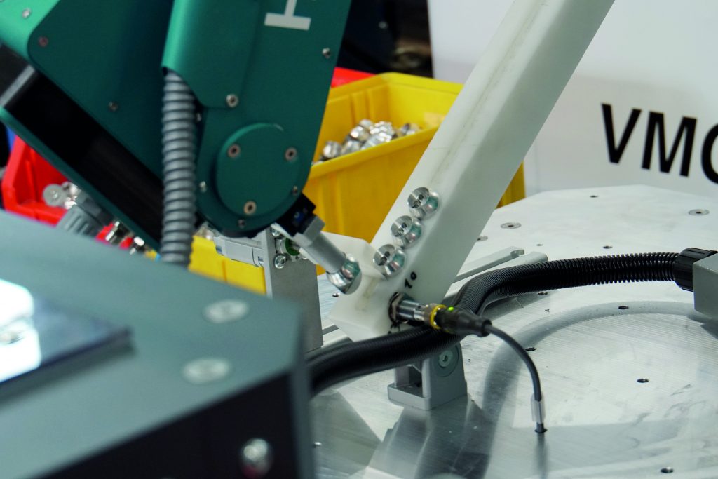 An der CNC-FrÃ¤smaschine arbeitet der Fruitcore-Roboter Horst, wie es ein menschlicher Maschinenbediener tÃ¤te. So nimmt er das EndstÃ¼ck einer RotationsdÃ¼se auf (links) und platziert es auf der Aufnahme in der FrÃ¤se (rechts). (Bild: Fruitcore Robotics GmbH)