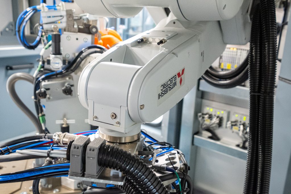 Die Melfa-Roboter von Mitsubishi Electric sind Ã¼berkopf eingebaut. (Bild: Mitsubishi Electric Europe B.V. / Sienk)