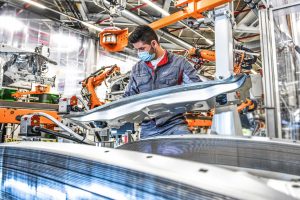 Audi-Karosseriebau: Robotergreifer mit Magnetsensor