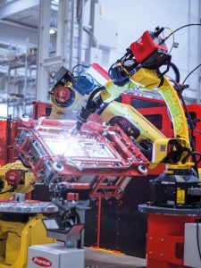 In der Handling-to-Welding-SchweiÃzelle von Fronius bringt der Handling-Roboter die WerkstÃ¼cke in Position, der zweite Roboter schweiÃt. (Bild: Fronius Deutschland GmbH)