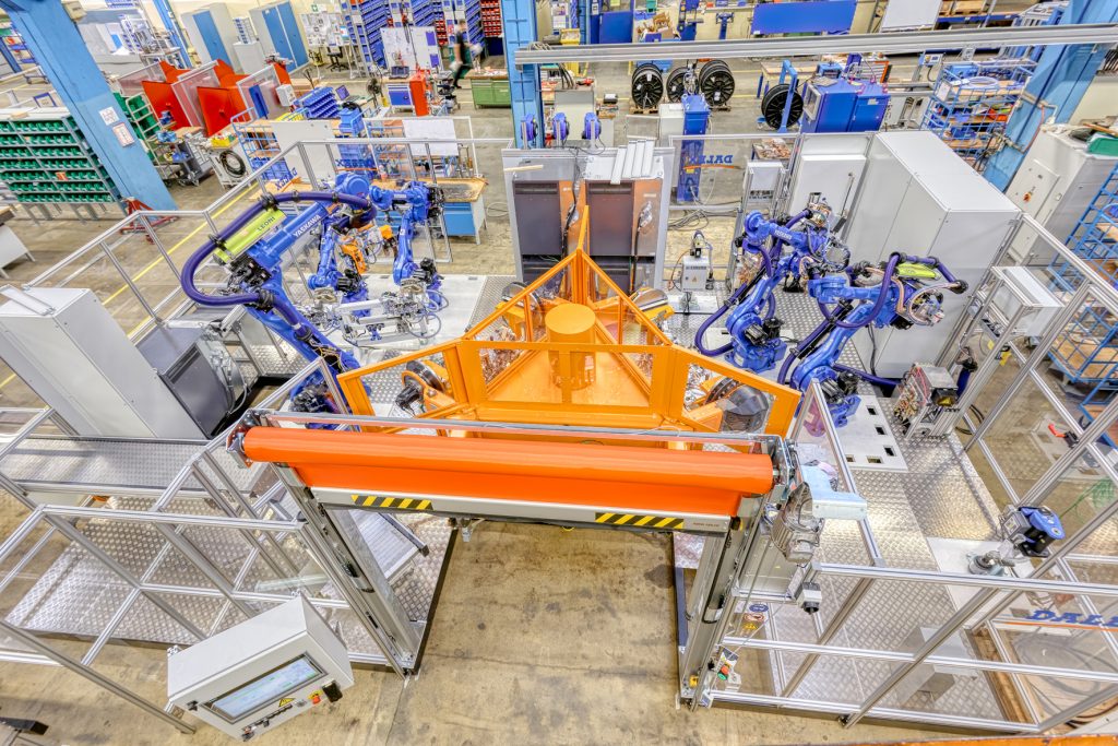 FÃ¼r einen namhaften Automobilhersteller konzipierte und fertigte Dalex mehrere RoboterschweiÃanlagen zum SchweiÃen von Abgasstrangisolierungen. Ein wichtiger Bestandteil der Anlagen, um den Produktionsablauf komplett zu automatisieren, ist die gemeinsam mit Kyokutoh entwickelte vollautomatische Nacharbeitungseinheit. (Bild: Dalex SchweiÃmaschinen GmbH & Co. KG)