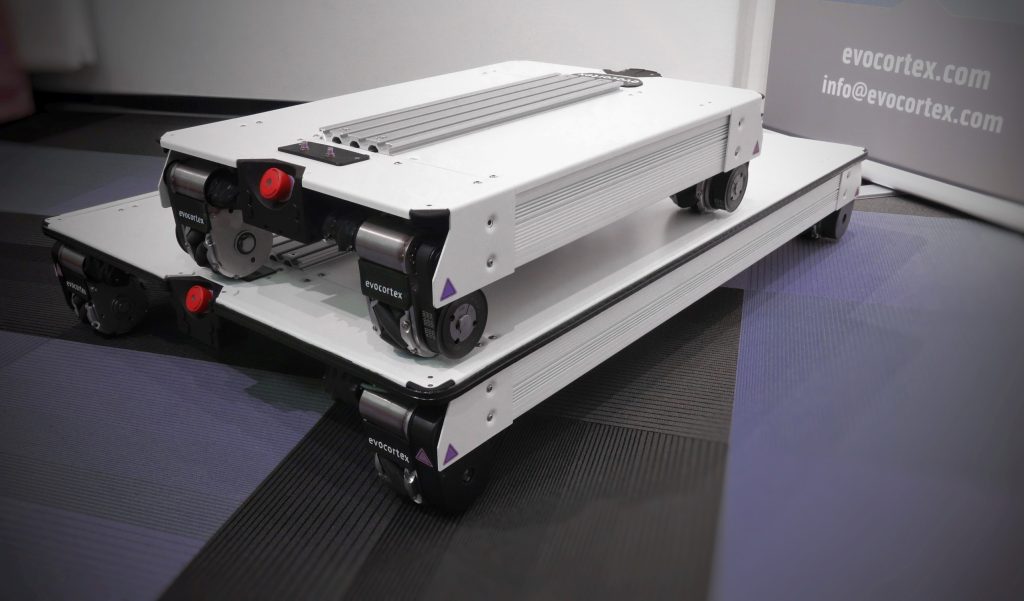 Die autonomen mobilen Roboter von Evocortex benÃ¶tigen kein vorinstalliertes Leitsystem, sondern orientieren sich stattdessen an UnregelmÃ¤Ãigkeiten im Hallenboden. (Bild: Evocortex GmbH)
