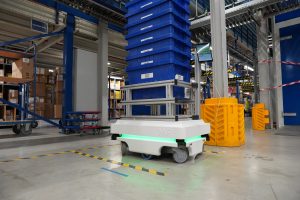 Autonome mobile Roboter und selbstfahrende Stapler im Warenein- und -ausgang