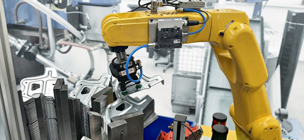 Mithilfe des Leichtbaugreifers SLG von Schmalz entnimmt der Roboter die gestanzten Bleche einzeln vom Stapel. (Bild: J. Schmalz GmbH)