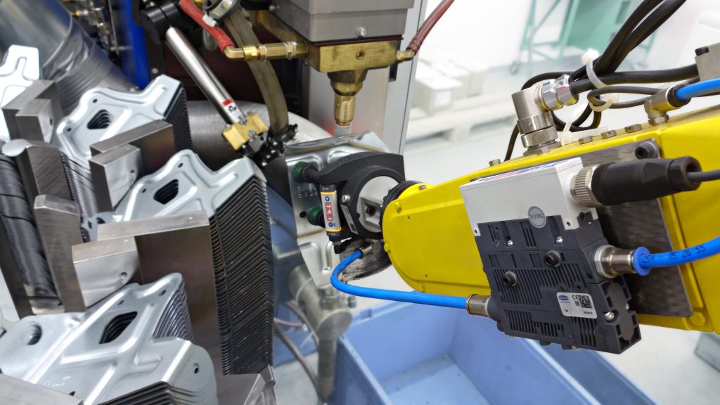 Trotz begrenzter GreifflÃ¤chen am Biegestanzteil arbeitet der Roboter mit dem SLG-Greifer sehr prozesssicher. (Bild: J. Schmalz GmbH)