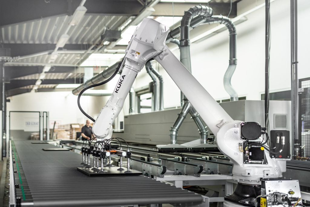 Ein Kuka-Roboter der KR-Iontec-Serie Ã¼bernimmt Handling-Aufgaben und die Palettierung von Serienbauteilen beim Startup Burnout Kitchen. (Bild: Kuka Group)