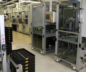 Die zu bearbeitenden Produkte werden als Tray-Stapel mit elektrischen Liftwagen in die Palettierer eingebracht. (Bild: Hirata Engineering Europe GmbH)