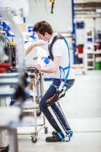 Ob Hebe- oder Montagetätigkeit: Schmalz will Mitarbeiter bei Tätigkeiten in tiefen Positionen mit einem Exoskelett unterstützen. (Bild: J. Schmalz GmbH)