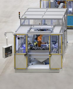 Komplettanlage aus zwei Roboterzellen für das Entgraten von PKW- und LKW-Kurbelwellen. (Bild: Indat Robotics GmbH)