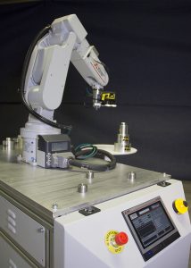 Der Bediener kann mit dem Roboter und dem FTS über ein grafisches HMI von Mitsubishi Electric oder aus der Ferne über eine mit Wi-Fi verbundene Master Controlbox interagieren. (Bild: Mitsubishi Electric Europe B.V.)