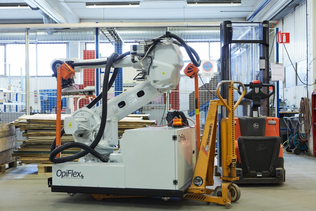 Sofort einsatzbereit: Mit einem FlurfÃ¶rderzeug wird der mobile Roboter von OpiFlex in einer Produktion zur passenden Arbeitsstation gefahren, dort fest an einer vorher installierten Plattform angedockt und eingesteckt. (Bild: Sick AG)