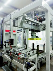 In einer Anlage zur automatischen Bearbeitung von Blattfedern hat Schneider Maschinenbaulinearachsen von Rollon verbaut. (Bild: Schneider Maschinenbau GmbH)