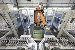 Zwei FÃ¼nfachs-Bearbeitungszentren kommunizieren mit einem Roboter. (Bild: Chiron Werke GmbH & Co. KG)