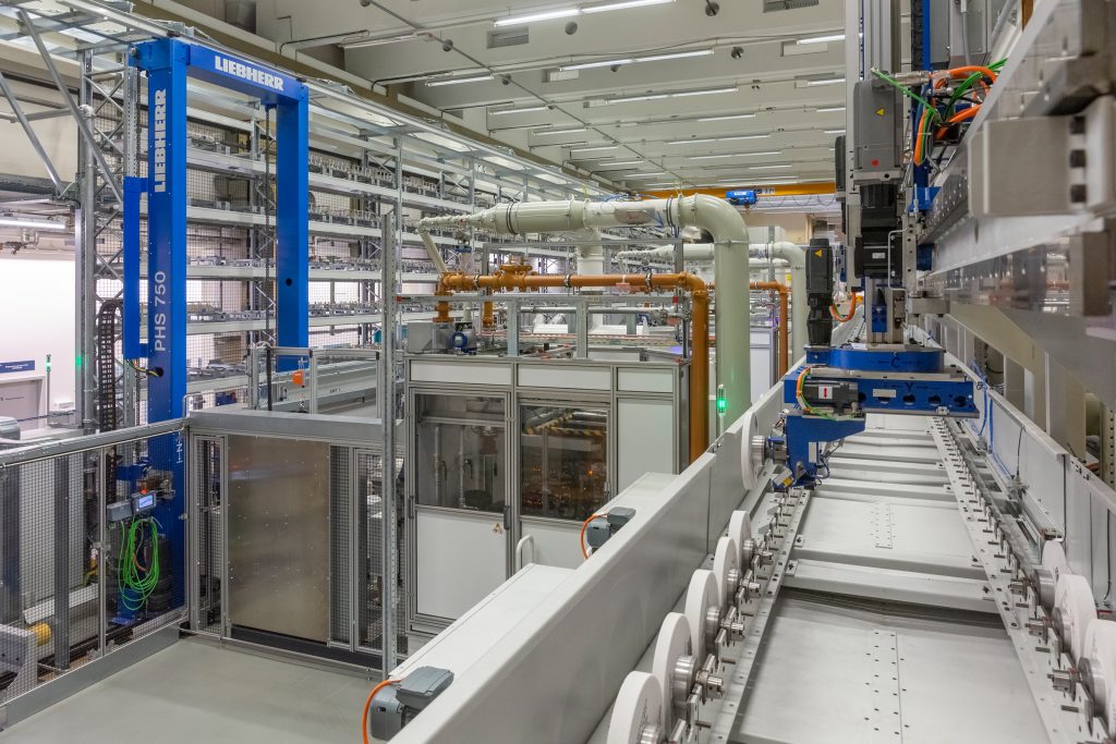 Die neue AutomationslÃ¶sung von Liebherr bei der MTU in MÃ¼nchen besteht aus vier parallel arbeitenden Schleifbearbeitungszellen. Jede Zelle beinhaltet ein Schleifbearbeitungszentrum, das von einem Roboter versorgt wird. (Bild: Liebherr-Verzahntechnik GmbH)