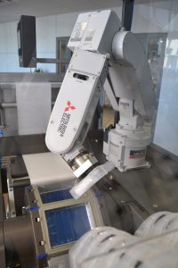 Indem ein Roboterarm zum Beladen integriert wird, lÃ¤sst sich die ProduktivitÃ¤t der Verpackungsmaschine erhÃ¶hen. (Bild: Mitsubishi Electric Europe B.V.)