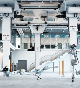 AuffÃ¤llige Deckenmontage mit kopfÃ¼ber hÃ¤ngenden Robotern (Bild: Andrea Diglas / ITA / Arch-Tec / Lab)
