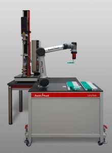 RoboTest N bei der BestÃ¼ckung einer PrÃ¼fmaschine (Bild: ZwickRoell GmbH & Co.KG)