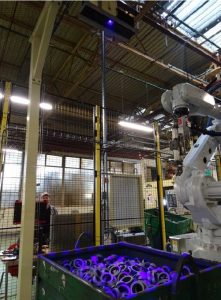 The bin picking unit at Renault ClÃ©on is equipped with an ABB IBR 6700 robot and a Visio Nerf Cirrus3D 1200 sensor which automatically supplies three machining centres. (Bild: Visio Nerf)