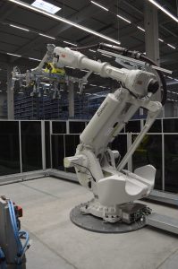 In MÃ¼hlacker sind unter anderem neun Schwerlast-ABB-Roboter im Einsatz, die Lasten bis 550kg handhaben. (Bild: TeDo Verlag GmbH)