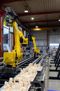 Die gesamte Kommissionierarbeit bei der Bereitstellung fÃ¼r die Montage Ã¼bernehmen zwei 45 kg-Roboter, die sich eine 13 Meter lange Linearachse teilen. (Bild: Fanuc Deutschland GmbH)
