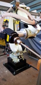 Bei der RoboterlÃ¶sung fÃ¼r den prÃ¤zisen Zuschnitt von Schaumstoff werden Schmutz und Staub automatisch abgesaugt. (Bild: Kawasaki Robotics GmbH)
