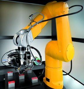 Integration des KolbenlÃ¶tkopfs in einer Roboterzelle mit Sechsachsroboter. (Bild: Unitechnologies SA)