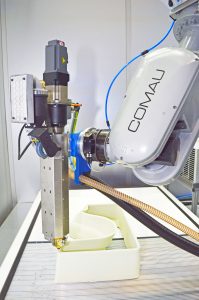 Der Comau-Roboter im AMEC kann Bauteile bis ca. 2m HÃ¶he drucken. (Bild: TeDo Verlag GmbH)