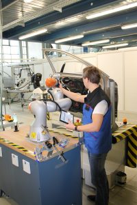 Mit der Software Drag&Bot programmieren auch Produktionsmitarbeiter ohne Robotik-Knowhow die BewegungsablÃ¤ufe von Industrierobotern. (Bild: Drag and Bot GmbH)