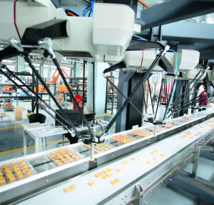 Die ServoverstÃ¤rker AX5000 und die Servomotoren AM8000 sorgen bei den Delta-Robotern der Lebensmittelverpackungsanlagen von Triowin fÃ¼r schnelle und prÃ¤zise Bewegungen, wie hier bei der Produktsortierung. (Bild: Beckhoff Automation GmbH & Co. KG)