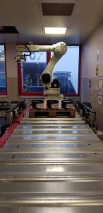 Der Palettierroboter RD080N von Kawasaki Robotics ist das HerzstÃ¼ck eines von Becker Sonder-Maschinenbau entwickelten Systems zur Palettierung von Druckfarben. (Bild: Kawasaki Robotics GmbH)