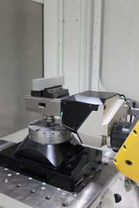 Abkoppeln und Aufsetzen des Zentrisch-Spanners in das Nullpunkt-Spannsystem auf dem Maschinentisch (Bild: Gressel AG)