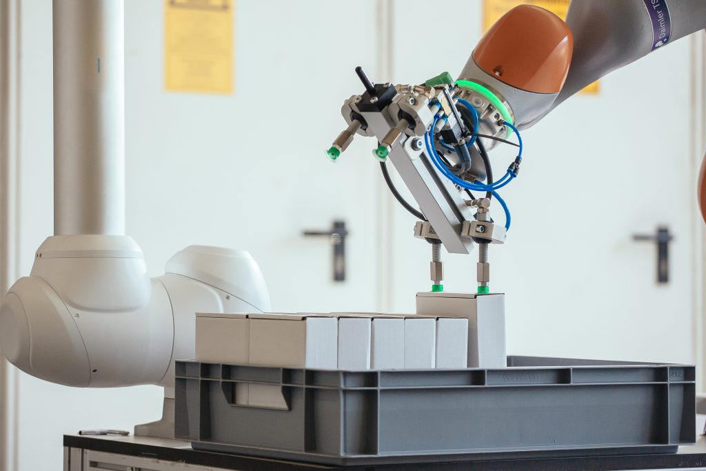 Ein weiterer Roboter stapelt die Kartons, sodass der Transportroboter sie an ein Etikettiersystem von Cab fÃ¼hrt, wo sie mit Versandetiketten beklebt werden. (Bild: Â© Dennis Stampfer/ Toolify Robotics GmbH)