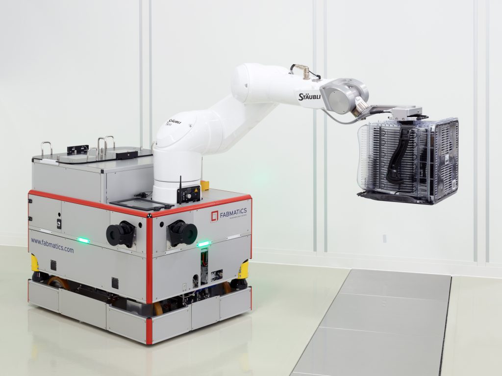 Die mobilen Fabmatics-Roboter der Hero-Fab-Reihe transportieren empfindliche Wafer im Reinraum und beladen Produktionsmaschinen vollautomatisch. (Bild: Fabmatics GmbH)